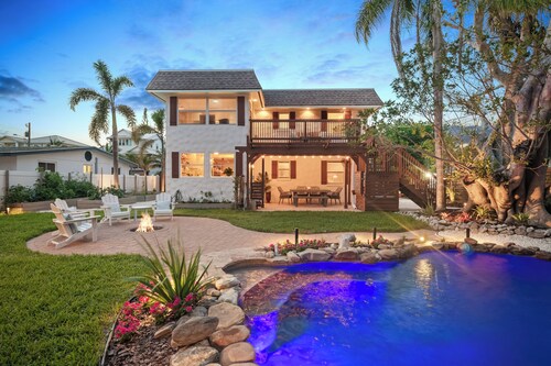 Walk to Gulf: Luxe Luau-themed Gem in Holmes Beach