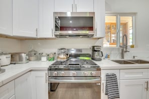 Interior - Relax Near the Sea: Rancho Palos Verdes Cottage (Rancho Palos Verdes)