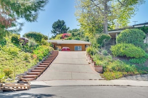 Interior - Relax Near the Sea: Rancho Palos Verdes Cottage (Rancho Palos Verdes)