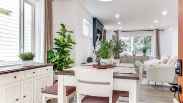 House (5 Bedrooms) | Interior