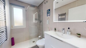 Douche, sèche-cheveux