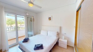 2 slaapkamers, een strijkplank/strijkijzer, gratis wifi, beddengoed