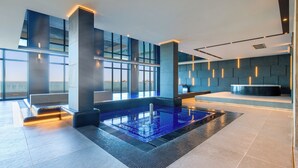 Kolam renang indoor