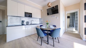 Departamento (216B) | Cocina privada | Refrigerador, parrilla de estufa y tetera eléctrica 