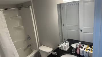 SĂšche-cheveux, serviettes fournies, savon, shampoing