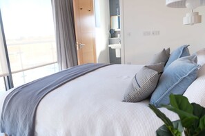 House | 5 bedrooms, Internet - Luxury Lakeside Retreat With Hot Tub Games Room Watersports Sleeps 14 (Dorchester)