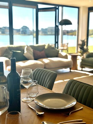 House | 5 bedrooms, Internet - Luxury Lakeside Retreat With Hot Tub Games Room Watersports Sleeps 14 (Dorchester)