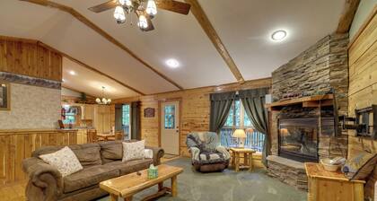 4 Mi to Marina: Cozy Log Cabin in Eureka Springs!