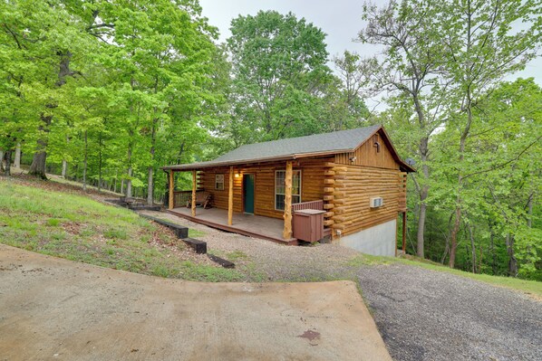 House (1 Bedroom) | Interior - 4 Mi to Marina: Cozy Log Cabin in Eureka Springs! (Eureka Springs)