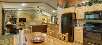 4 Mi to Marina: Cozy Log Cabin in Eureka Springs!