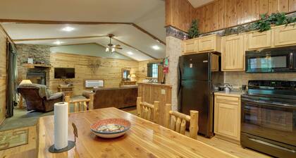 4 Mi to Marina: Cozy Log Cabin in Eureka Springs!