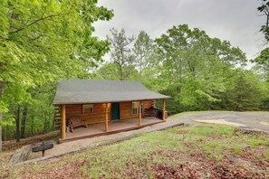Interior - 4 Mi to Marina: Cozy Log Cabin in Eureka Springs! (Eureka Springs)