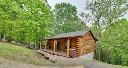 4 Mi to Marina: Cozy Log Cabin in Eureka Springs!