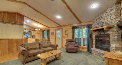 4 Mi to Lake: Wooded Log Cabin in Eureka Springs!