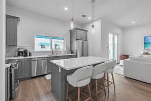 Kylskåp, mikrovågsugn, ugn och spishäll