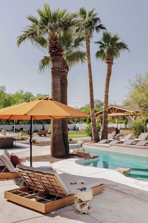 Una piscina al aire libre, una piscina climatizada