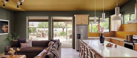 المنشأة من الداخل