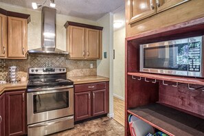 Een koelkast, een microgolfoven, een oven, een kookplaat