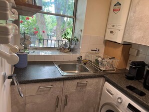 Micro-ondes, four, cafetière/bouilloire