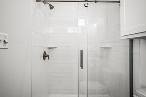 Een douche, een haardroger, handdoeken