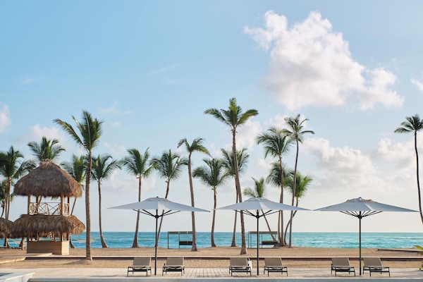 Outdoor pool, free cabanas, pool umbrellas