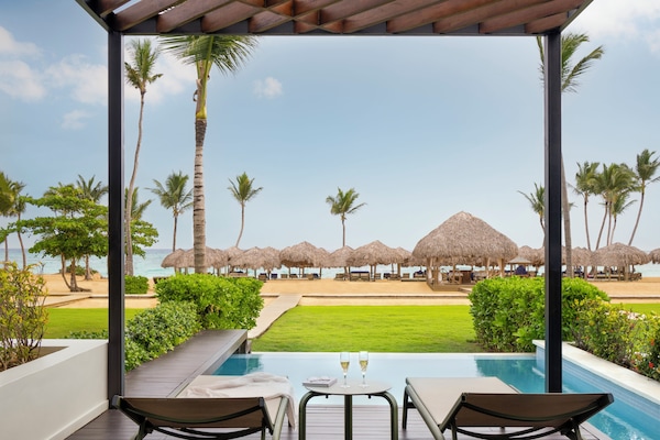 Excellence Club Beachfront Honeymoon Suite with Private Pool-Adults Only | Minibar gratis, meja kerja, kedap suara, dan Wi-Fi gratis