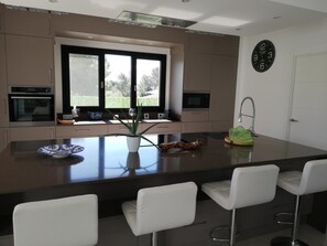 Kühlschrank, Mikrowelle, Ofen, Geschirrspüler