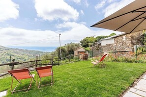 Property grounds - House Sarvaega cozy rustic rooms surrounded by nature, sea view (Cogorno)