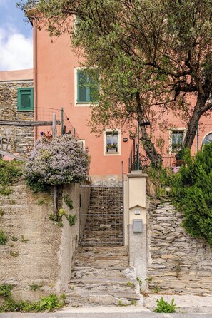 Property grounds - House Sarvaega cozy rustic rooms surrounded by nature, sea view (Cogorno)