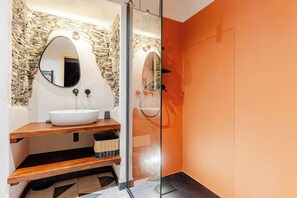 Ducha, bañera de hidromasaje, secador de pelo y bidé