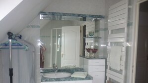 A bathroom with a sink, mirror, and cabinets. - Room for rent for all events on the circuit de la sarthe (Changé)