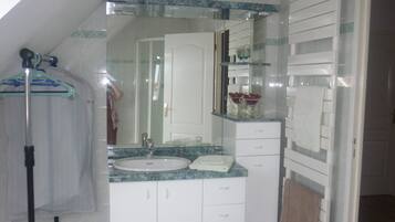 Regadera, toallas, papel de baño