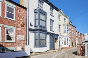 Exterior - Host & Stay | Admiral's View (Whitby)