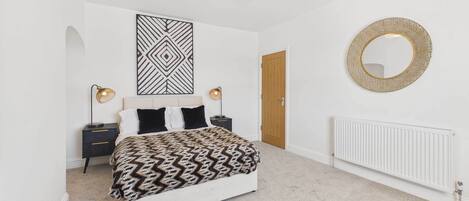 3 habitaciones, tabla de planchar con plancha y ropa de cama
