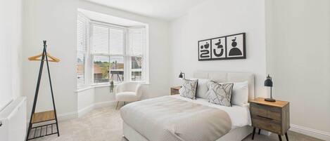 2 عدّة غرف نوم ومكواة/لوح كي وملاءات أسرّة