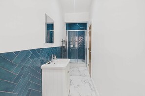 Shower, hair dryer, towels - Host & Stay | Captain's View (Whitby)