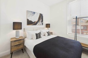 2 quartos, ferros/tábuas de passar roupa, roupa de cama