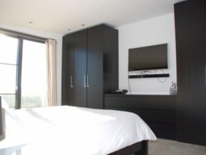 4 bedrooms, iron/ironing board, WiFi