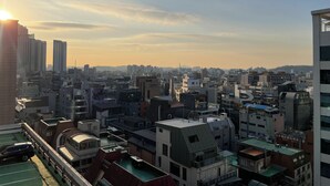 Un paisaje urbano que muestra una variedad de tipos de edificios, incluyendo viviendas y estructuras comerciales.