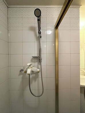Haartrockner, Handtücher, Seife, Toilettenpapier