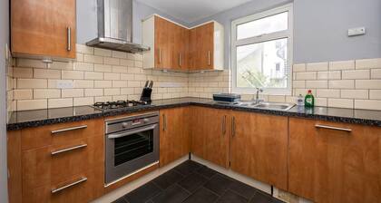 Spacious 4-Bedroom Townhouse in Central Hove