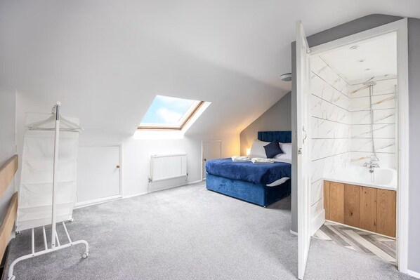 4 chambres, bureau, fer et planche à repasser, lit parapluie