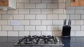 Kjøleskap, mikrobølgeovn, ovn og kokeplater