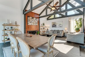 House (5 Bedrooms) | Interior - Luxe Family Gem in Montgomery: 'the Lake House!' (Montgomery)