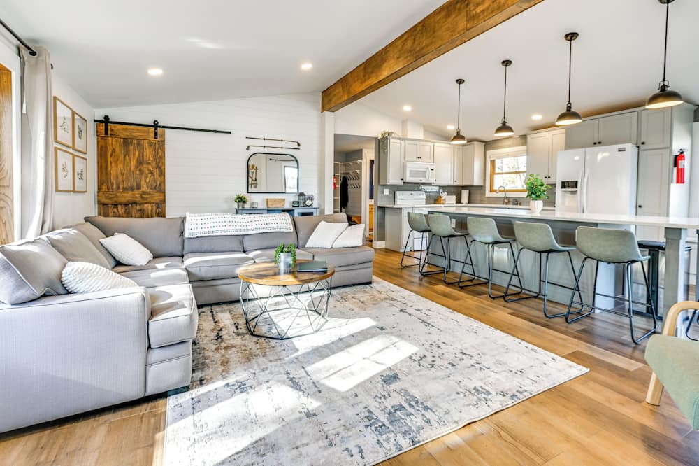 Boat Dock, Hot Tub & Deck: Lakefront Nekoosa Home! - Coloma, WI