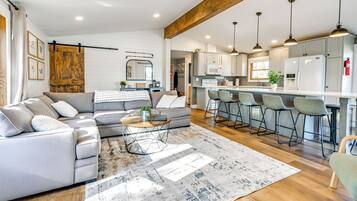 House (5 Bedrooms) | Interior