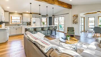 House (5 Bedrooms) | Interior