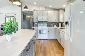 House (5 Bedrooms) | Interior