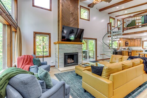 4 Mi to Dtwn Ellijay: Cabin w/ Pool & River Access