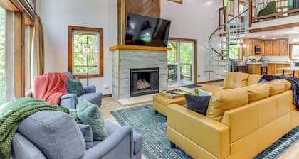 4 Mi to Dtwn Ellijay: Cabin w/ Pool & River Access
